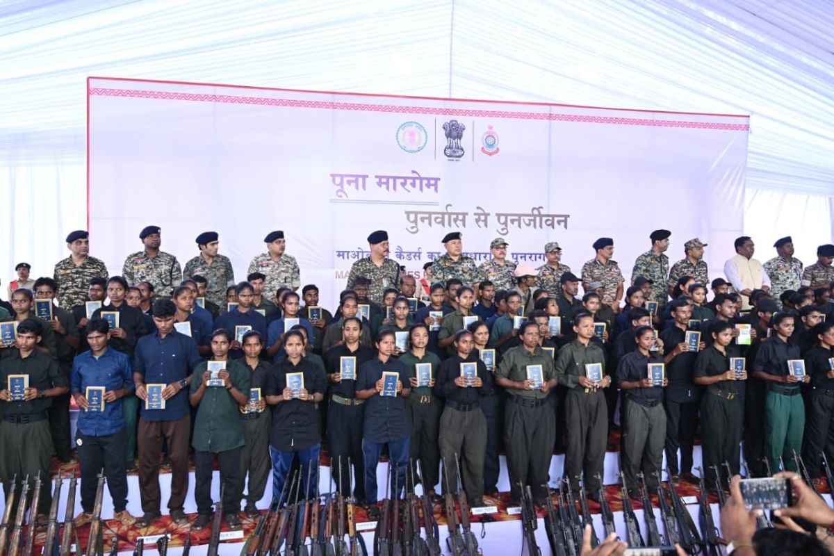 छत्तीसगढ़ नक्सल ऑपरेशन: दंडकारण्य के 210 माओवादियों ने किया आत्मसमर्पण, मांझी चालकी पद्धति से हुआ स्वागत

