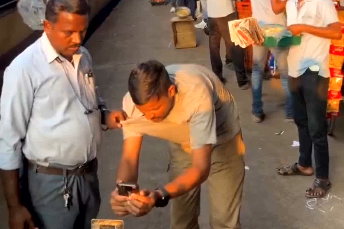 जबलपुर रेलवे स्टेशन वायरल वीडियो: रेलवे स्टेशन पर समोसे वाले ने पकड़ा यात्री का कॉलर, UPI से नहीं किया पेमेंट तो रख ली महंगी घड़ी, वीडियो वायरल

