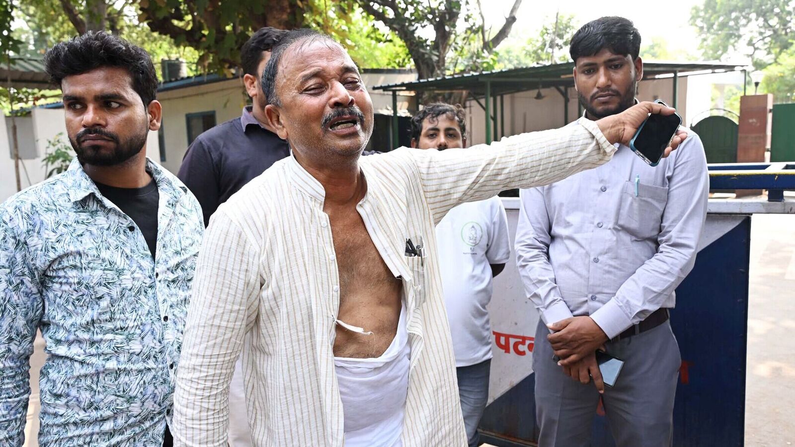 Bihar Election 2025: Senior RJD leader Madan Shah from the Madhuban assembly constituency creates a ruckus over poll ticket denial, outside the residence of RJD Chief Lalu Prasad Yadav, in Patna on Sunday. 