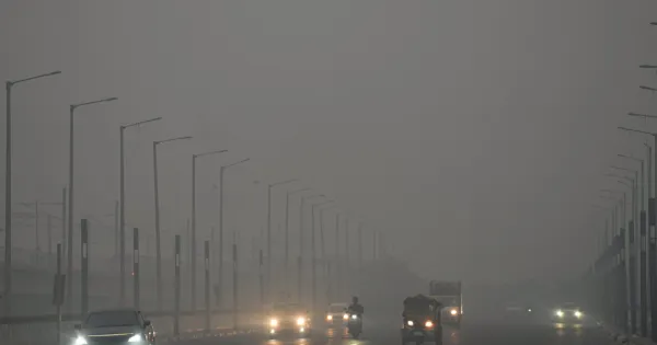 दिवाली के बाद दिल्ली में फैली जहरीली धुंध की चादर, गंभीर श्रेणी में पहुंचा AQI.

