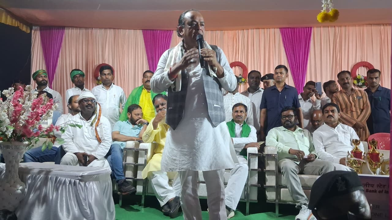 धनबाद समाचार: ग्रामीण जमीन का कागज दें, पाथुरिया में स्टेडियम बनेगा: स्वास्थ्य मंत्री

