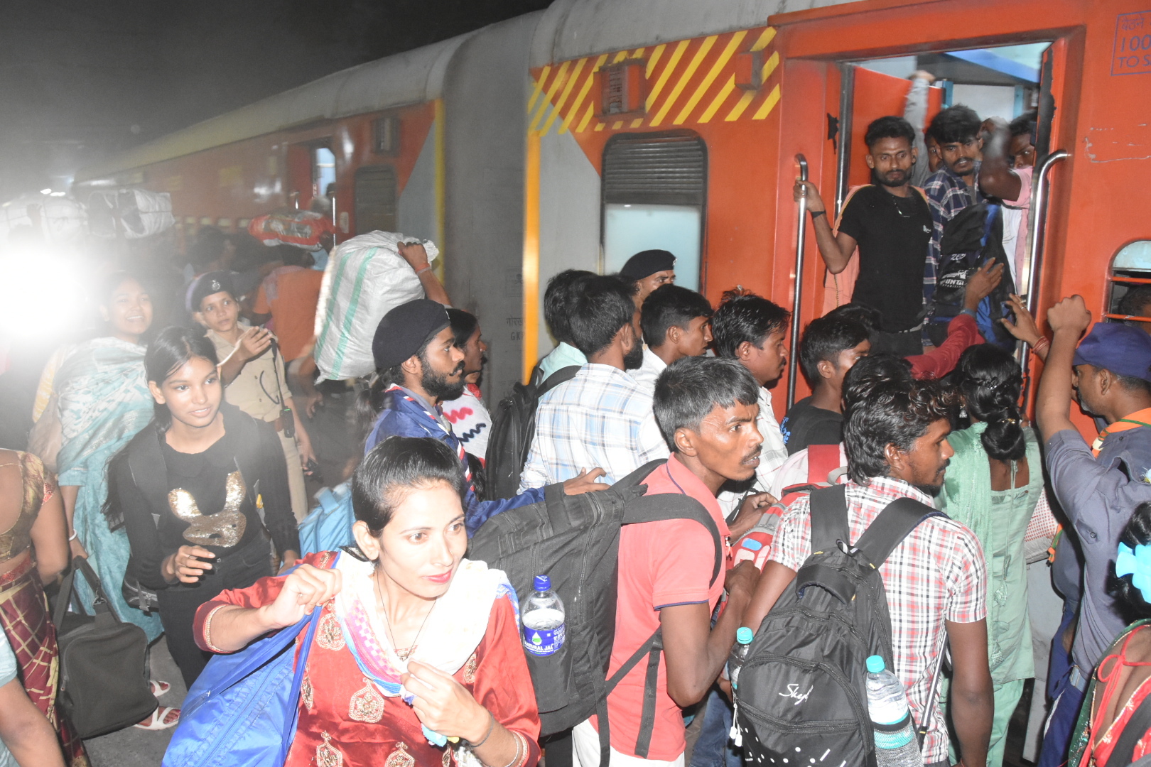 धनबाद समाचार: यात्रियों ने लूप लाइन में खड़ी गंगा दामोदर एक्सप्रेस पर कब्जा कर लिया।

