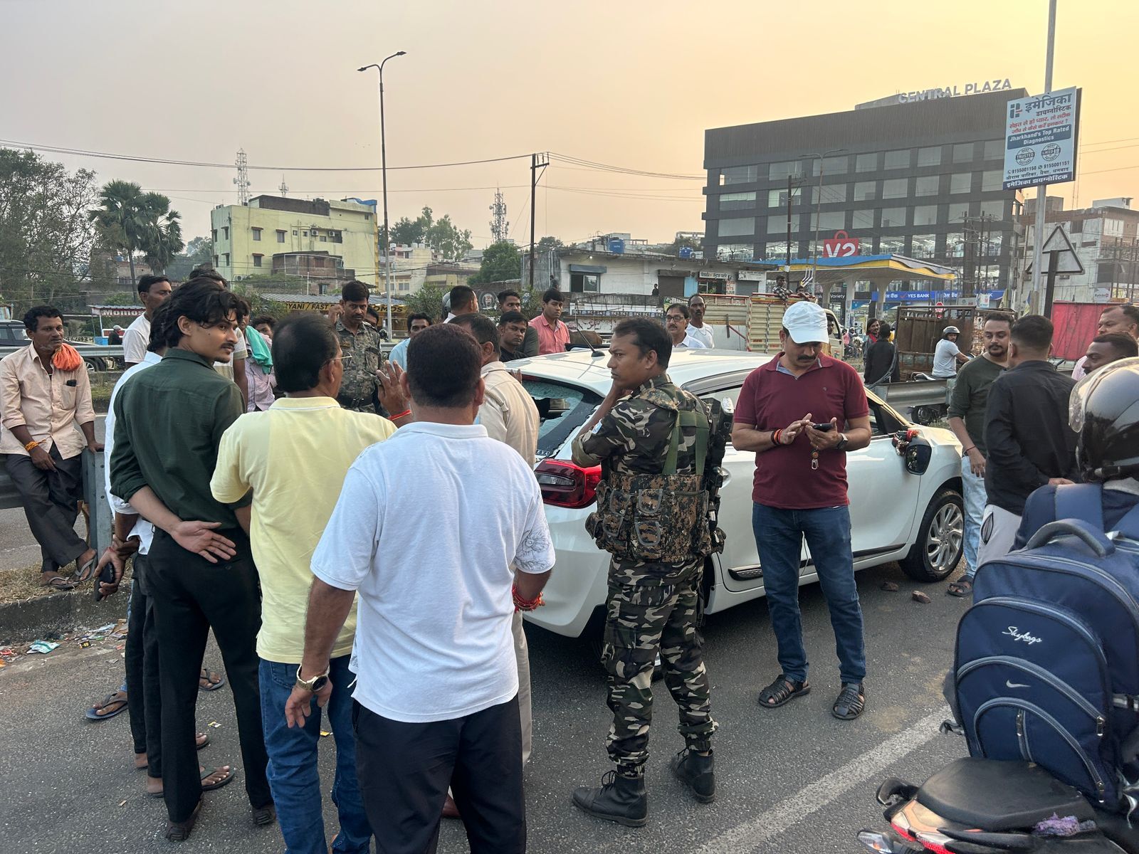 धनबाद समाचार: युवक की पिटाई, सोने की चेन व पैसे छीने, कार का शीशा टूटा

