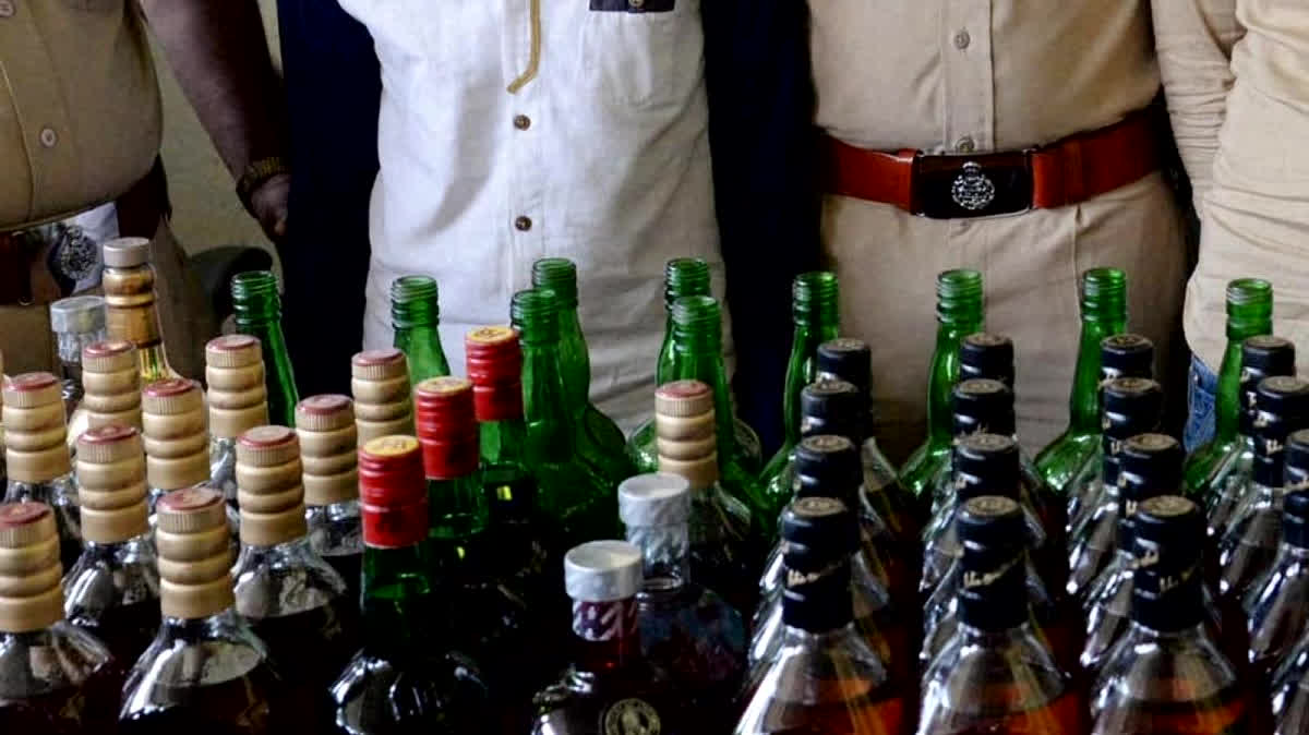 धार समाचार: धार में पुलिस की सबसे बड़ी छापेमारी! पीथमपुर के बगदून इलाके में 20 लाख रुपए की अवैध शराब बरामद, 300 पेटी के साथ तस्कर गिरफ्तार।

