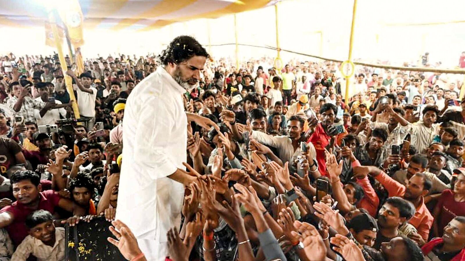 प्रशांत किशोर ने दो वोटर आईडी का बचाव किया. राजनीतिक Madhepura: Jan Suraaj Party chief Prashant Kishor interacts with people during an election rally ahead of the Bihar Assembly Elections, in Madhepura, Bihar, Wednesday, Oct. 29, 2025. (PTI Photo)(PTI10_29_2025_000299B)