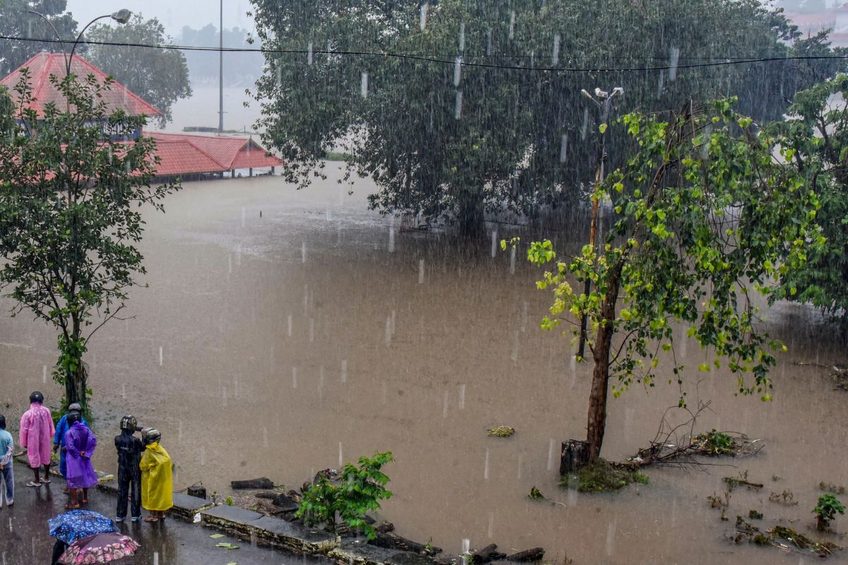 फेंगशेन तूफान: फेंगशेन तूफान ने मचाया कहर, 6 से ज्यादा लोगों की मौत, हजारों हुए बेघर

