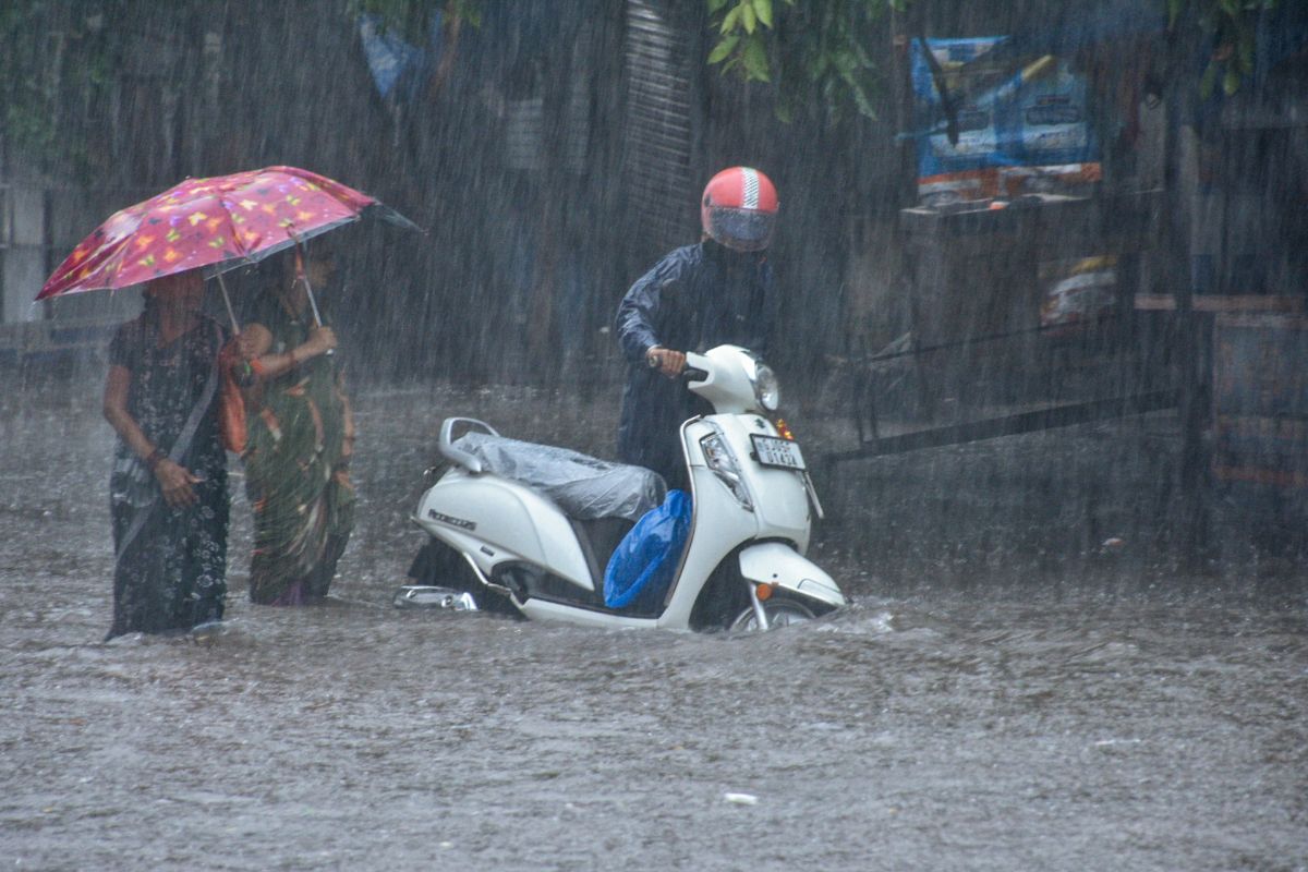 बारिश की चेतावनी: अगले 48 घंटों में बदलेगा मौसम, इन राज्यों में भीषण बारिश, तूफान की चेतावनी


