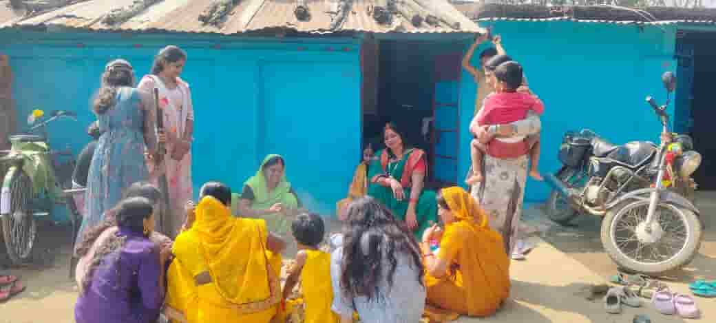भाई दूज का त्योहार धूमधाम से मनाया गया। बहनों ने भाइयों को तिलक लगाकर उनकी लंबी उम्र की कामना की।

