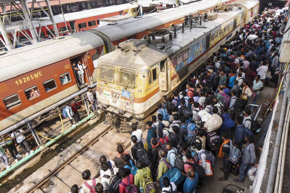 भारतीय रेलवे: छठ पर रांची से बिहार जाने वाली ट्रेनें फुल, फ्लाइट का किराया दोगुना

