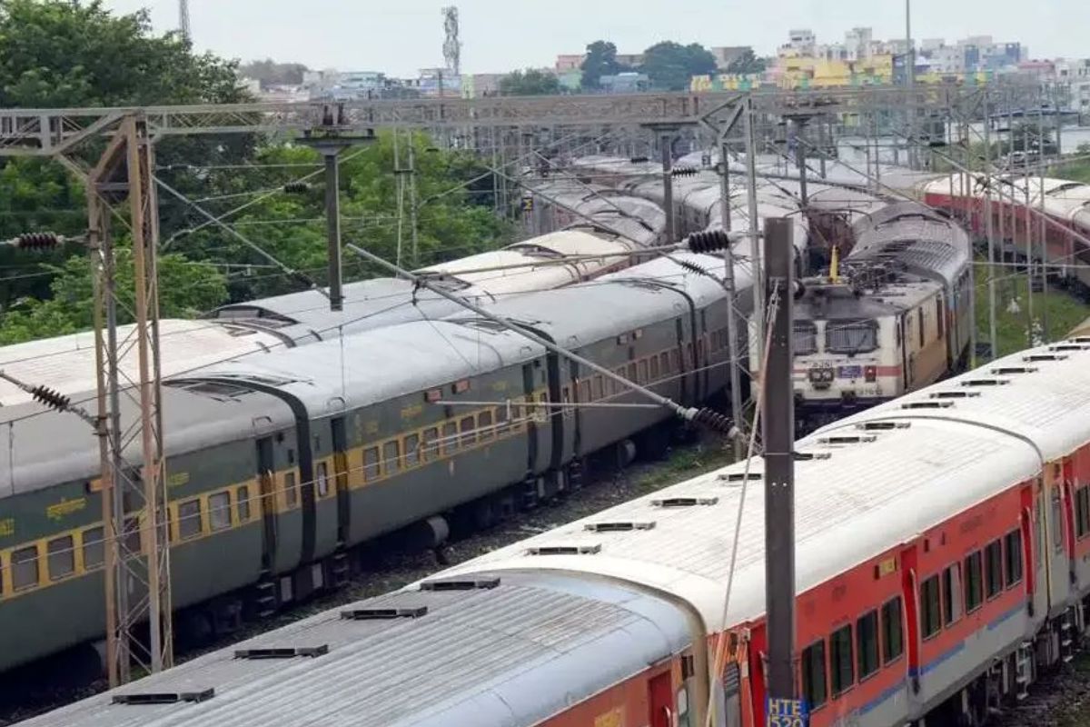 भारतीय रेलवे: दिवाली और छठ पर 12000 स्पेशल ट्रेनें चलाकर रेलवे ने रचा इतिहास, 1 करोड़ यात्रियों को हुआ फायदा.

