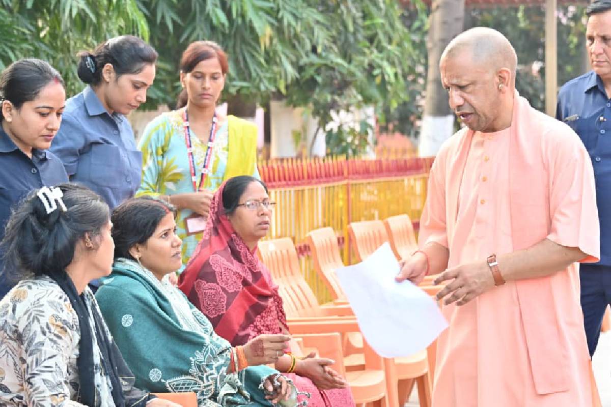 भू-माफिया: यूपी में भू-माफियाओं और दबंगों की अब खैर नहीं, सख्त एक्शन के मूड में हैं सीएम योगी

