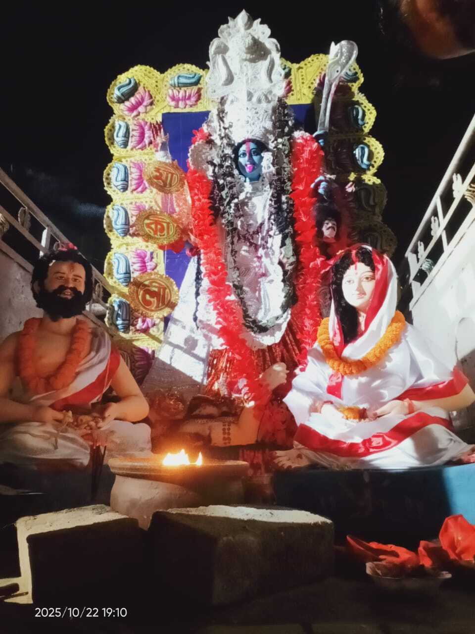 मां काली की प्रतिमा के विसर्जन के साथ पूजा संपन्न हुई.

