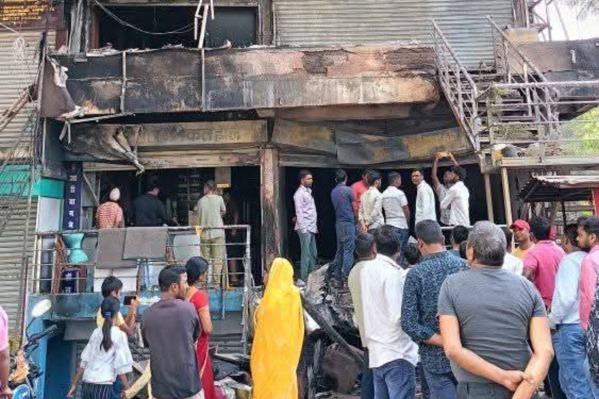 रात के सन्नाटे में हज़ारीबाग़ के होटल और कपड़ा दुकान जले, 70 लाख रुपये की लूट - प्रभात खबर

