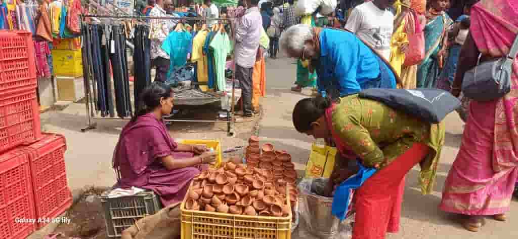 लातेहार में दिवाली की तैयारी पूरी, लोग

