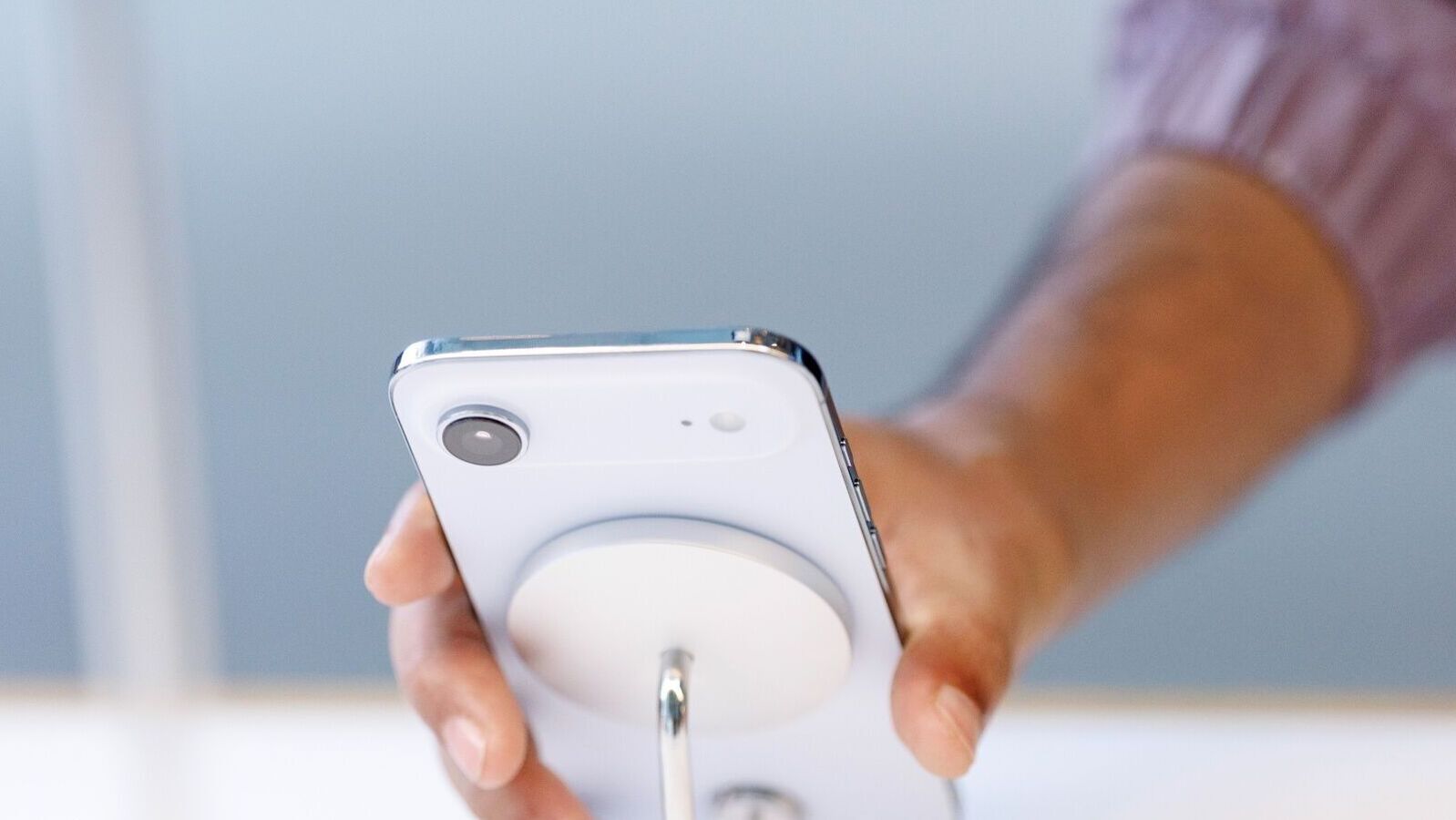 Apple’s latest iPhone Air has become an overnight hit in China, selling out within minutes of launch on Friday despite ongoing tariff disputes between Washington and Beijing.