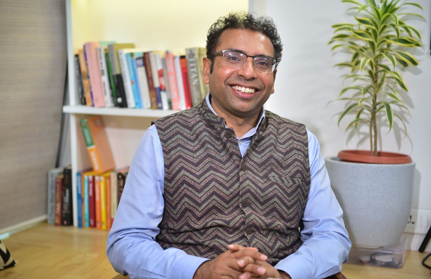 सौरभ मुखर्जी के पास भारतीय निवेशकों के लिए तीन-आयामी योजना है। सोना शामिल है.

